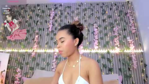 coralineross_ online show from November 19, 10:37 am