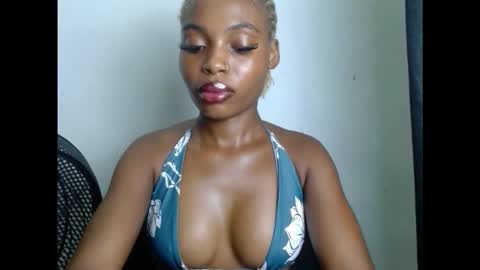 Snapshot of cornxcunt chatting on November 18, 9:52 pm cornxcunt online show from November 18, 9:52 pm