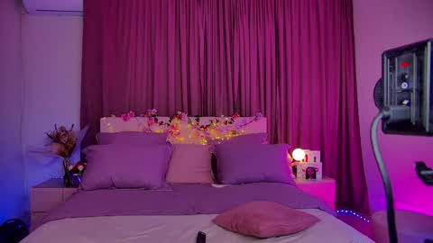 Snapshot of cosmic_sia chatting on December 7, 6:21 am Sia online show from December 7, 6:21 am