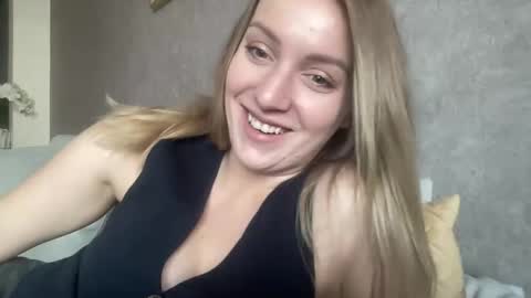 Snapshot of cosmo_blondiee chatting on September 30, 7:02 am cosmo_blondiee online show from September 30, 7:02 am