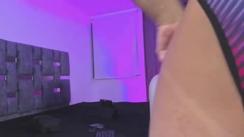 Snapshot of couple69hott chatting on December 15, 4:06 am Tommy online show from December 15, 4:06 am