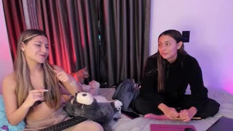 Snapshot of couple_funnyy chatting on December 19, 4:19 am couple_funnyy online show from December 19, 4:19 am