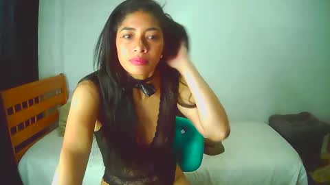 Snapshot of coupleeswetthott chatting on November 5, 11:10 am coupleeswetthott online show from November 5, 11:10 am