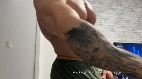 Snapshot of couplemuscle40 chatting on November 13, 8:41 pm couplemuscle40 online show from November 13, 8:41 pm