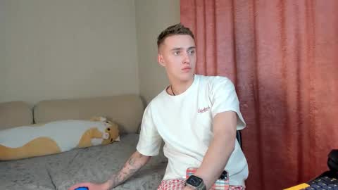 Snapshot of crazybottom99 chatting on November 1, 6:32 pm Alex online show from November 1, 6:32 pm