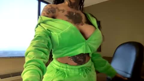 Snapshot of creamyexotica chatting on December 28, 1:17 pm CreamyExotica online show from December 28, 1:17 pm