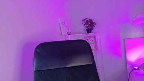 Nicole  Connection time 220pm-910pmCol online show from March 5, 8:16 pm