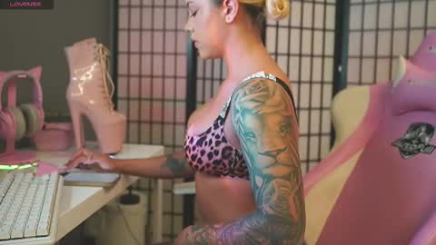 Snapshot of cristalhill chatting on December 3, 2:41 am Laura online show from December 3, 2:41 am