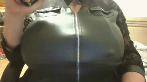 crossdresser240299 online show from February 17, 1:35 am