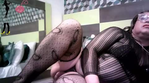 Snapshot of crossdresser64 chatting on November 6, 11:04 pm Linda Cross online show from November 6, 11:04 pm