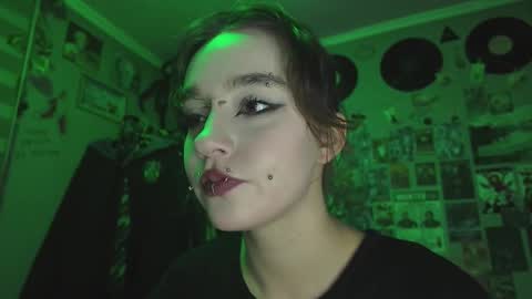 Snapshot of cruella_mira chatting on November 13, 4:39 pm cruella_mira online show from November 13, 4:39 pm