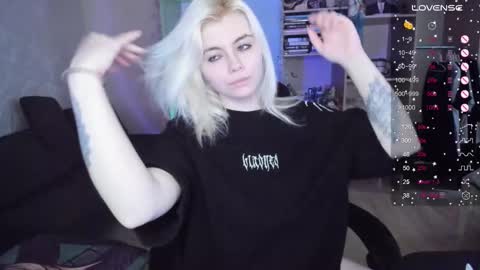 Snapshot of cryptobjgirlv2 chatting on December 17, 9:26 am Lilith online show from December 17, 9:26 am