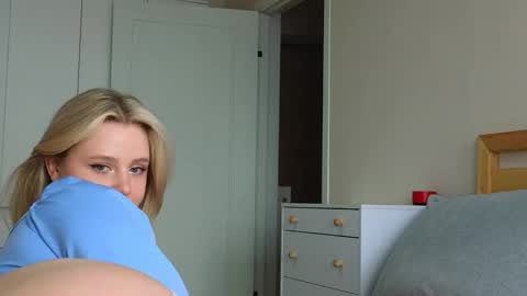 Snapshot of crystal_angells chatting on September 11, 6:35 am Cassie control domi and lush in private for free online show from September 11, 6:35 am