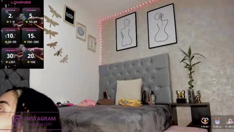 Snapshot of crystal_beennz chatting on December 1, 2:05 am online show from December 1, 2:05 am