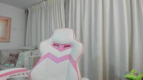 Snapshot of crystal_foster chatting on February 4, 3:56 am angie online show from February 4, 3:56 am