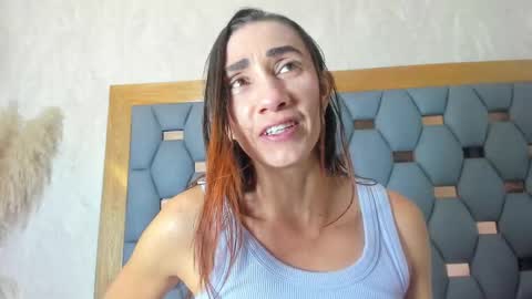 Snapshot of crystal_sm chatting on October 1, 3:01 am crystal_sm online show from October 1, 3:01 am