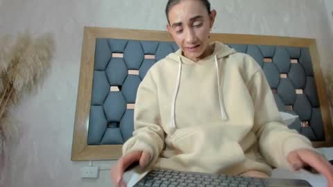 Snapshot of crystal_sm chatting on October 6, 3:04 am crystal_sm online show from October 6, 3:04 am