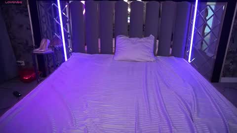 crystallpaws_ online show from April 19, 5:40 am