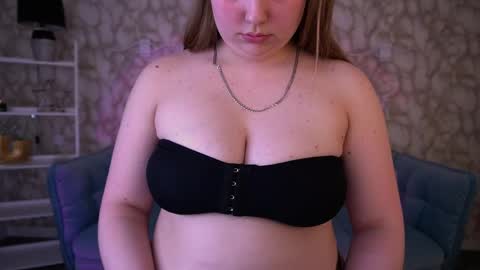 crystallpaws_ online show from May 6, 5:57 am