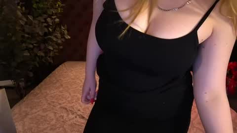 crystallpaws_ online show from May 26, 5:47 am