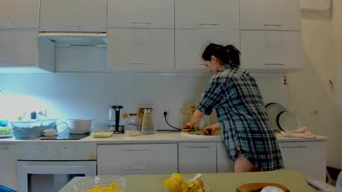 Snapshot of crystalnut chatting on December 4, 3:27 am Maria online show from December 4, 3:27 am