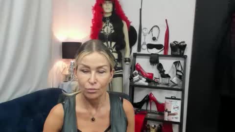 Snapshot of crystalxohotty chatting on September 12, 4:34 am CrystalHotty online show from September 12, 4:34 am