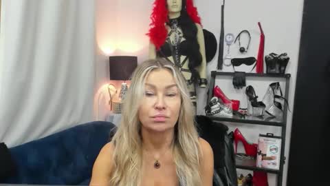 Snapshot of crystalxohotty chatting on October 13, 5:07 am CrystalHotty online show from October 13, 5:07 am
