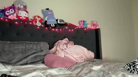 Snapshot of cum2charmxx chatting on October 26, 1:28 pm cum2charmxx online show from October 26, 1:28 pm