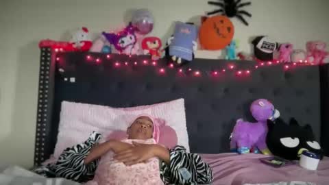 Snapshot of cum2charmxx chatting on October 31, 2:40 pm cum2charmxx online show from October 31, 2:40 pm