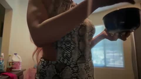 cum2charmxx online show from March 3, 8:15 pm