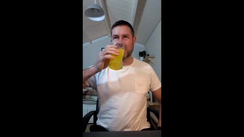 Snapshot of cupcakecreampie chatting on December 19, 12:06 am Adam online show from December 19, 12:06 am