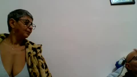 Snapshot of cuplu4346529860 chatting on December 10, 5:44 pm couple online show from December 10, 5:44 pm