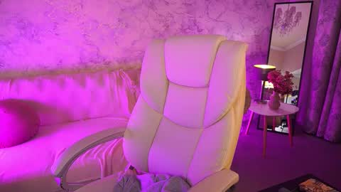 Snapshot of curlycandyxx chatting on October 9, 2:37 pm curlycandyxx online show from October 9, 2:37 pm