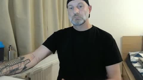 Snapshot of curman85 chatting on December 9, 11:56 pm Curman85 online show from December 9, 11:56 pm