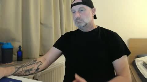 Snapshot of curman85 chatting on October 3, 10:40 pm Curman85 online show from October 3, 10:40 pm