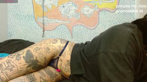 Snapshot of curuba_ chatting on December 5, 6:33 pm Curuba online show from December 5, 6:33 pm