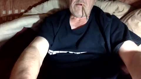 curvelover1977 online show from November 10, 9:25 pm