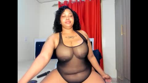 Snapshot of curvy_latoya chatting on October 30, 10:43 pm Curvy Latoya online show from October 30, 10:43 pm