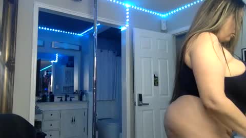 Snapshot of curvyfunlover chatting on November 11, 1:05 am curvyfunlover online show from November 11, 1:05 am