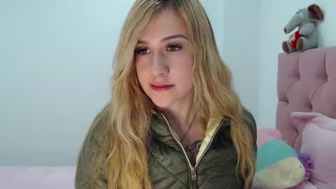 Snapshot of cute_isaa chatting on February 2, 5:10 am Isabella online show from February 2, 5:10 am