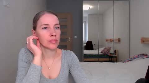 cute_lion_ online show from April 19, 1:10 pm