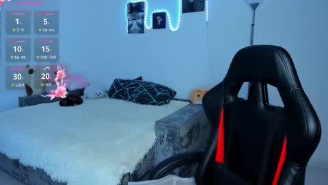 Snapshot of cute_little_ass chatting on November 4, 4:00 am Emily online show from November 4, 4:00 am