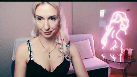 Snapshot of cute_smile_shy chatting on October 28, 8:44 pm cute_smile_shy online show from October 28, 8:44 pm