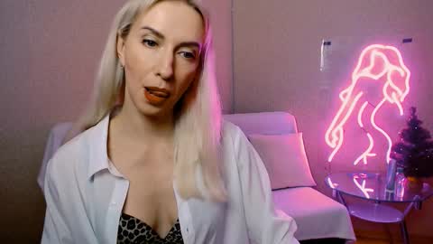 Snapshot of cute_smile_shy chatting on December 13, 10:15 pm cute_smile_shy online show from December 13, 10:15 pm