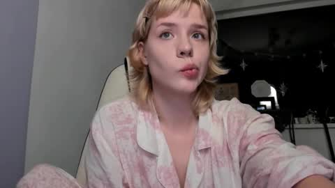 Snapshot of cuteasfuck_ chatting on October 4, 2:37 pm Amy online show from October 4, 2:37 pm