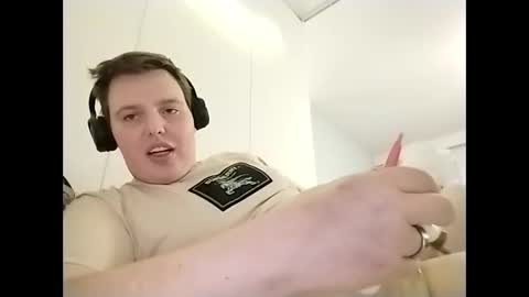 CuteguyBWC92 online show from November 21, 6:45 am