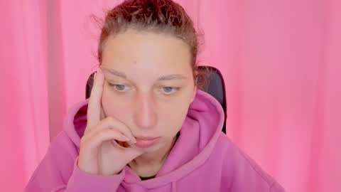 Snapshot of cuteellii chatting on October 22, 9:31 am Elli online show from October 22, 9:31 am