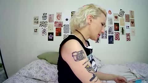 Snapshot of cutefemme chatting on November 23, 8:14 am Bella online show from November 23, 8:14 am