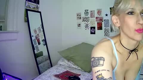 Snapshot of cutefemme chatting on November 25, 7:52 am Bella online show from November 25, 7:52 am