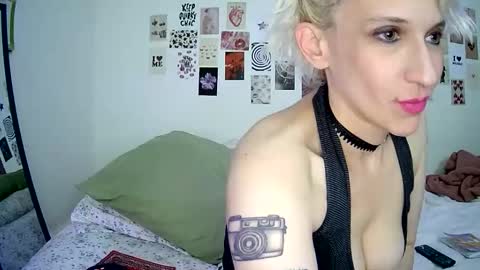 Snapshot of cutefemme chatting on November 26, 6:36 am Bella online show from November 26, 6:36 am